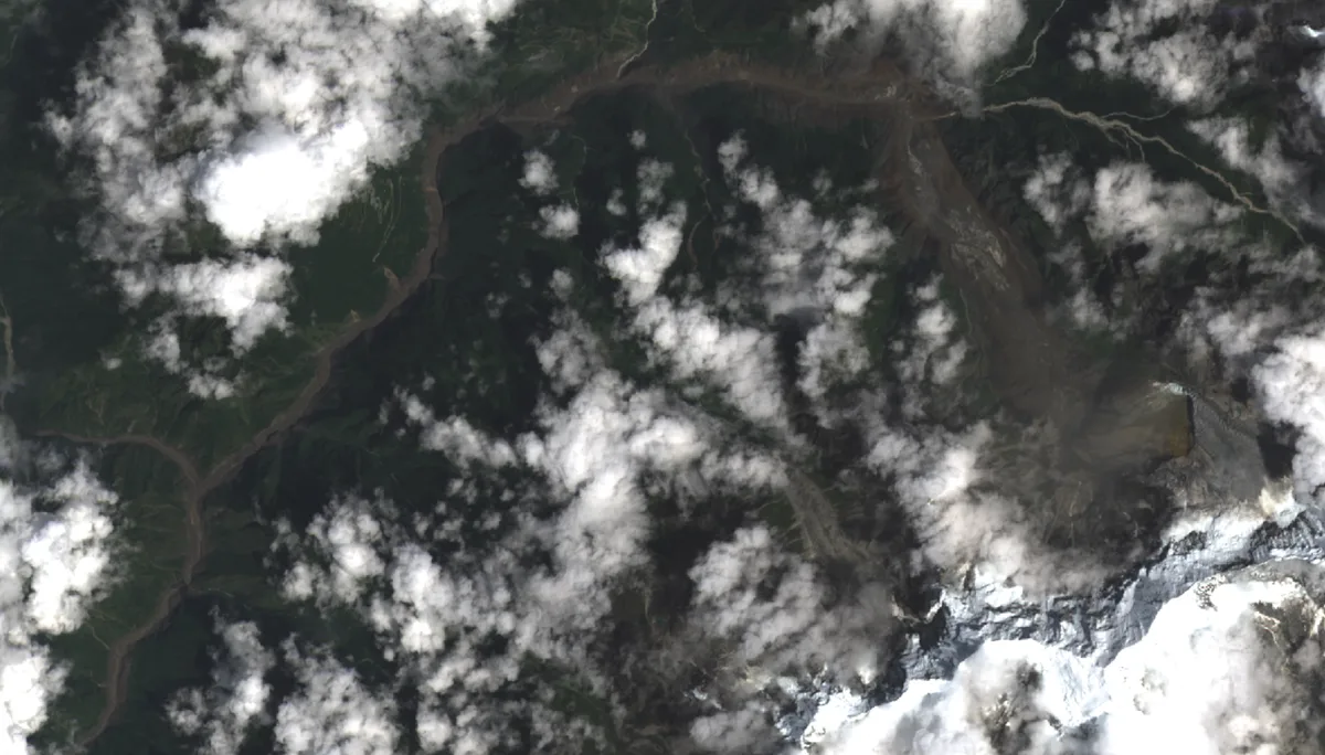 Image satellite annotée de la vallée de la Trishuli après la crue du 26 août 2026, montrant le tracé de l'inondation entre le glacier effondré et le fond de vallée